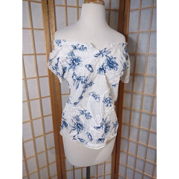 Lemon Grass Sm Embroidered Top - Picture 11 of 16